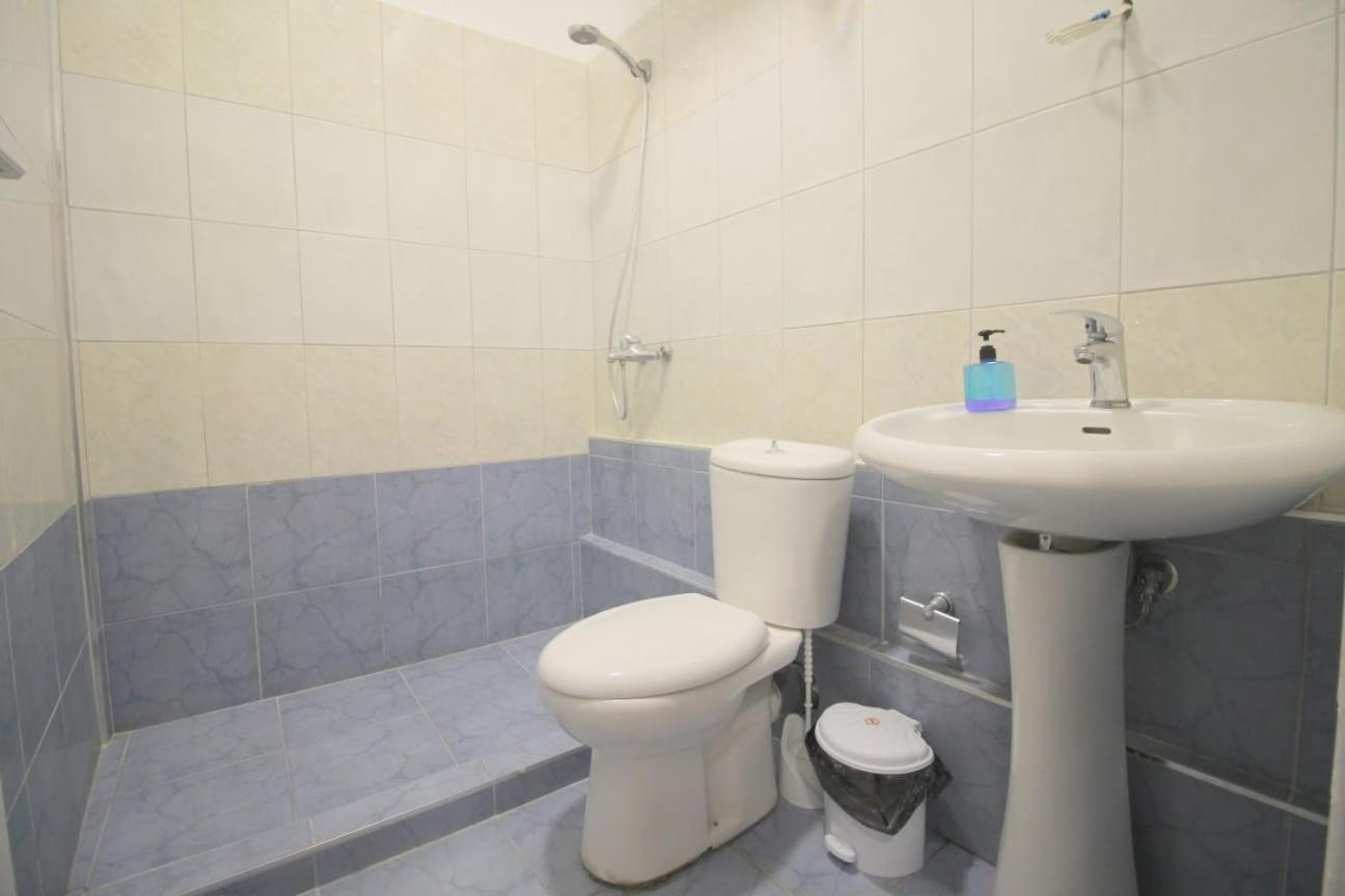 Hostel K13 Sarandë Esterno foto