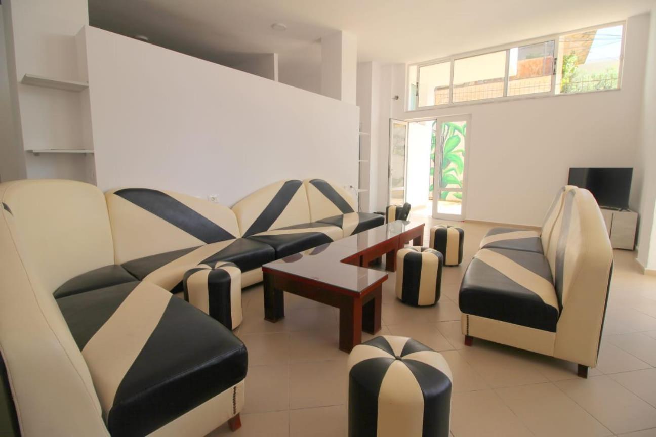 Hostel K13 Sarandë Esterno foto