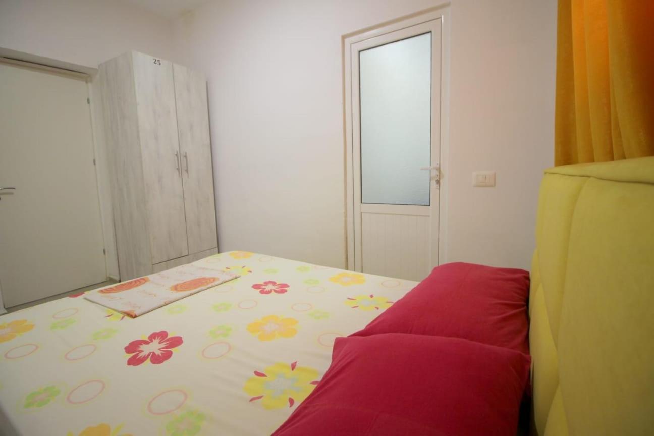 Hostel K13 Sarandë Esterno foto